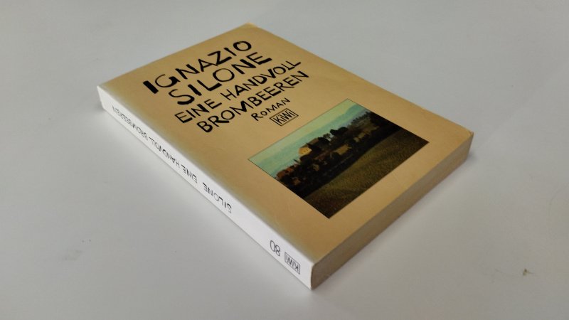 Tweedehands boek: Eine Handvoll Brombeeren van auteur Ignazio Silone - In goede staat. Duitstalige softcover. De rug is verkleurd, lichte gebruikssporen aan de kaft. Rechte rug, pagina's netjes, onbeschreven en stevig in het boekwerk