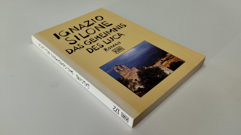 Tweedehands boek: Das Geheimnis des Luca van auteur Ignazio Silone, Fritz Jaffé - In goede staat. Duitstalige softcover. Rechte rug is verkleurd, kleine gebruikssporen aan de kaft. Pagina's netjes, onbeschreven en stevig in het boekwerk
