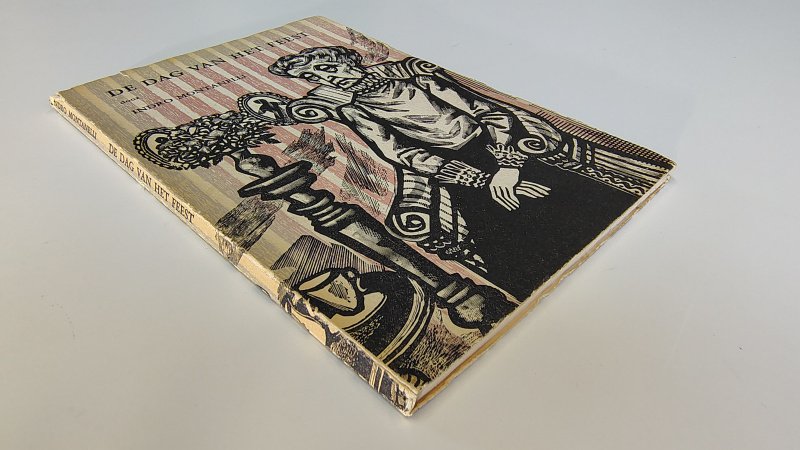 Tweedehands boek: De dag van het feest van auteur Indro Montanelli - Paperback met licht scheef ruggetje. Slijtage randen kaft en rug. Kleine inscheuring rug. Nog goed in de binding. Binnenwerk onbeschreven en netjes.