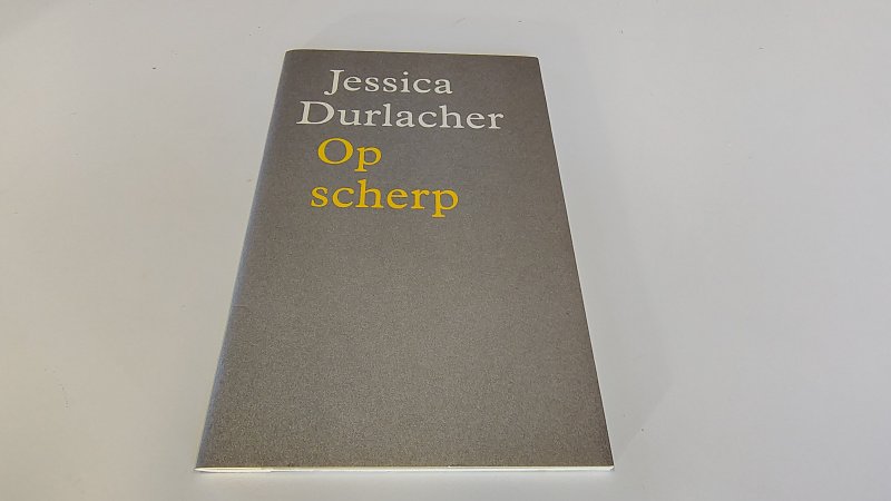 Tweedehands boek: Op scherp van auteur Jessica Durlacher, Gerrit Komrij - Paperback met flappen. Minimale gebruikerssporen puntjes kart, verder oogt het boekje van binnen en buiten als nieuw.