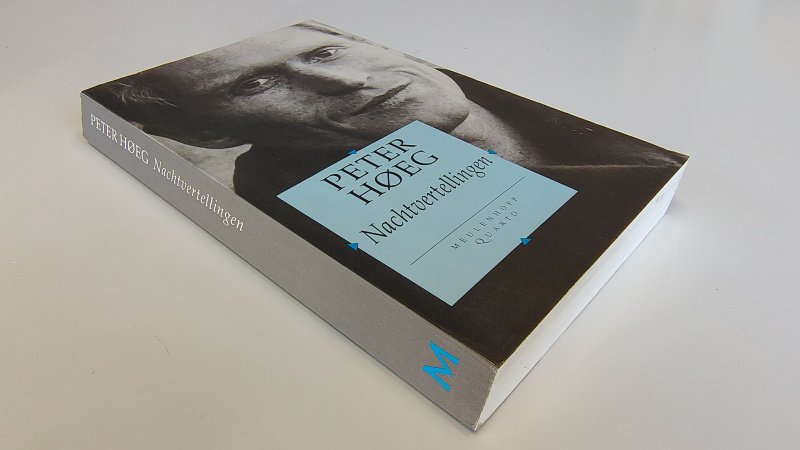 Tweedehands boek: Nachtvertellingen van auteur Peter Høeg - Paperback met licht scheeftelezen ruggetje en lichte leesvouwen. Roestvlekjes op de snedes. Minimale gebruikerssporen puntjes kaft. Binnenwerk als nieuw!