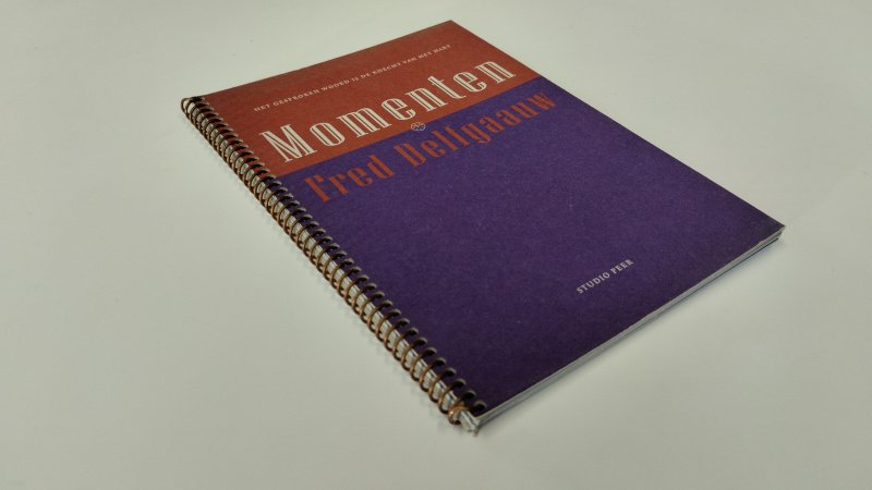 Tweedehands boek: Momenten – Fred Delfgaauw: Het gesproken woord is de knecht van het hart van auteur Ron de Haan / Fred Delfgaauw - In goede staat. softcover met ringband. Minimale gebruikssporen aan de kaft. Binnenwerk zo goed als nieuw. Gesigneerd met een hele mooie boodschap