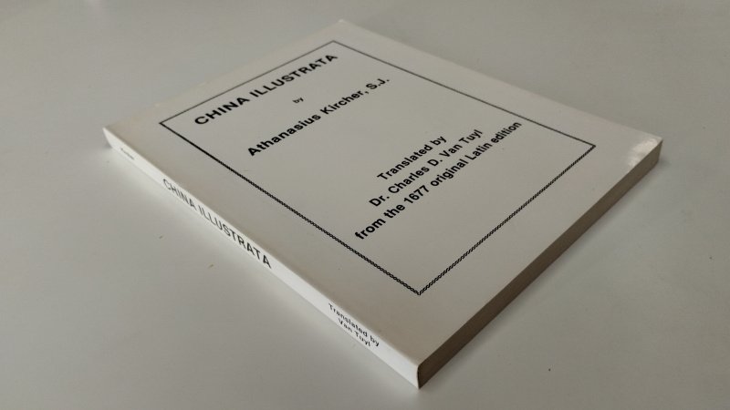 Tweedehands boek: China Illustrata van auteur Athanasius Kircher - In zeer goede staat. Engelstalige softcover met lichte gebruikssporen aan de kaft. Ex libris reliefstempel voorin. pagina's netjes, onbeschreven en stevig in de binding. Boodschap en gesigneerd door de auteur/vertaler