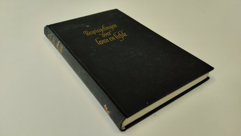 Tweedehands boek: Bespiegelingen over leven en liefde van auteur José Ortega y Gasset - In redelijke staat. Nederlandstalige linnenhardcover zonder stofomslag. Gebruikssporen aan de kaft. Ex libris reliefstempel voorin, schutblad verkleurd. Pagina's netjes, onbeschreven en stevig in de binding