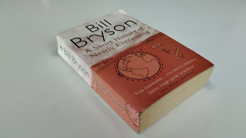 Tweedehands boek: A Short History of Nearly Everything van auteur Bill Bryson - In redelijke staat/ gelezen. Engelstalige softcover met gebruikssporen aan de kaft. Holle rug. Pagina's verkleurd, maar onbeschreven en stevig in het boekwerk