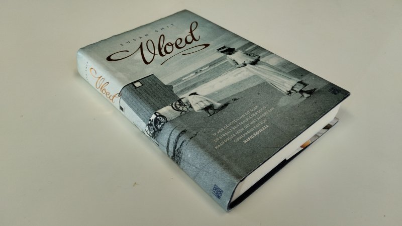 Tweedehands boek: Vloed van auteur Susan Smit - In goede staat. Nederlandstalige hardcover met stofomslag. Scheef ruggeltje met lichte gebruikssporen aan de kaft. Pagina's netjes, onbeschreven en stevig in de binding