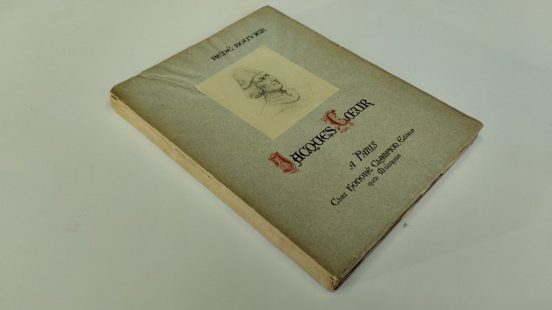 Tweedehands boek: Un financier colonial au XVe siècle – Jacques Cœur van auteur René Bouvier - In redelijke staat. Antiquarische Franstalige softcover met duidelijke gebruikssporen en verkleuring aan de kaft. Ex Libris reliefstempel voorin. Pagina's verkleurd, maar onbeschreven en stevig in de binding.
