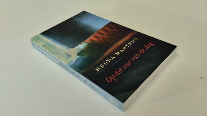 Tweedehands boek: Op dit uur van de dag van auteur Hedda Martens - In zeer goede staat. Nederlandstalige softcover met minimale gebruikssporen aan de kaft. Pagina's netjes, onbeschreven en stevig in het boekwerk.