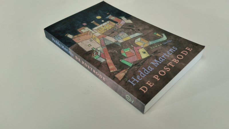 Tweedehands boek: De postbode van auteur Hedda Martens - In zeer goede staat. Nederlandstalige softcover met minimale gebruikssporen aan de kaft. Pagina's netjes, onbeschreven en stevig in het boekwerk