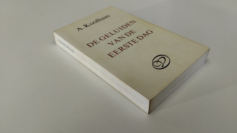 Tweedehands boek: De geluiden van de eerste dag van auteur A. Koolhaas - In goede staat. Nederlandstalige softcover. De kaft is verkleurd met lichte gebruikssporen. Rechte rug. Pagina's netjes, onbeschreven en stevig in de binding