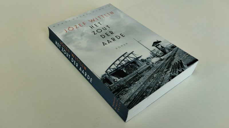 Tweedehands boek: Het zout der aarde van auteur Józef Wittlin - In goede staat. Nederlandstalige softcover. Licht scheeft ruggetje met lichte gebruikssporen aan de kaft. Pagina's netjes, onbeschreven en stevig in binding