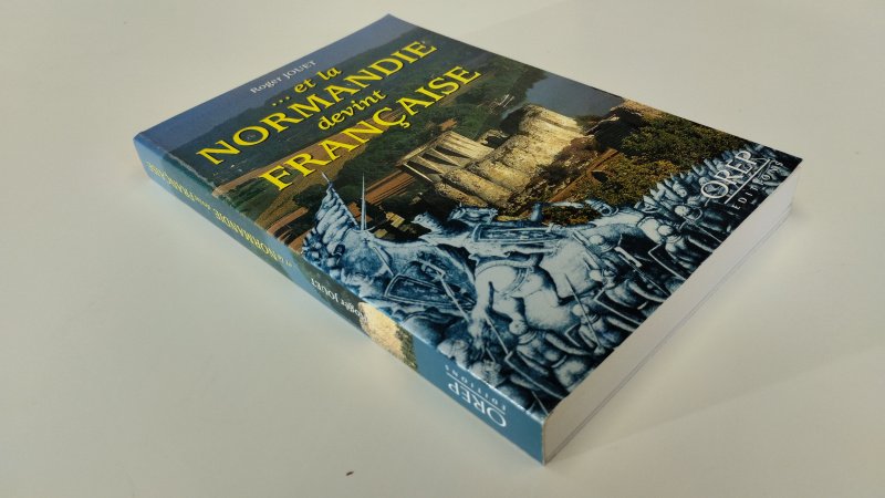 Tweedehands boek: Et la Normandie devint française van auteur Roger Jouet - In zeer goede staat. Franstalige softcover met minimale gebruikssporen aan de kaft. Ex Libris reliefstempel voorin. Pagina's netjes, onbeschreven en stevig in de binding.