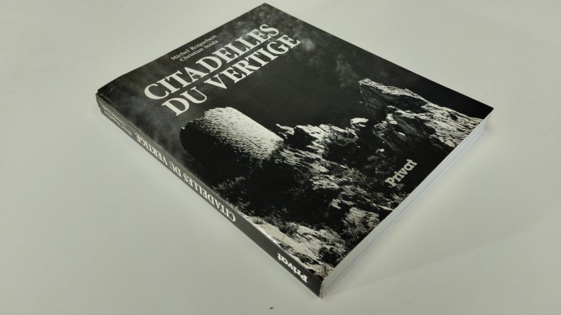 Tweedehands boek: Citadelles du vertige van auteur Michel Roquebert, Christian Soula - In redelijke tot goede staat. Franstalige licht verkleurde softcover met flappen. Lichte gebruikssporen aan de kaft. Ex Libris reliefstempel voorin. Binnenwerk begint heel klein beetje los te laten. Pagina's netjes, onbeschreven.