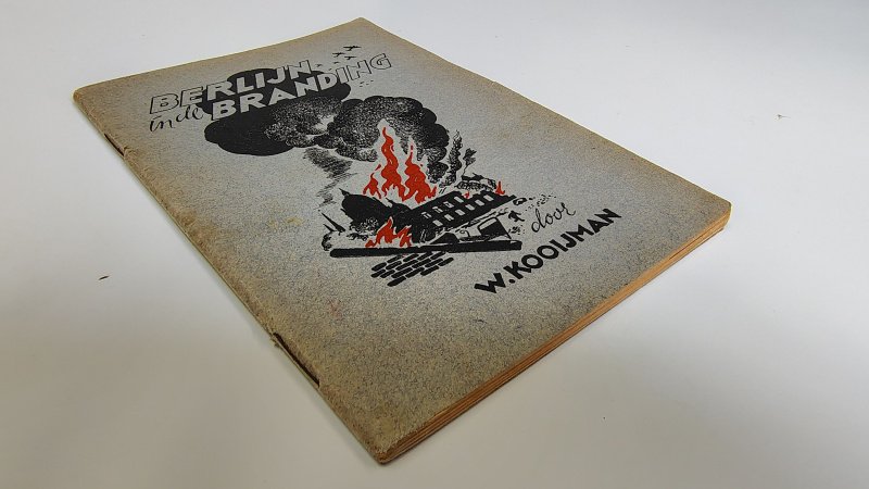 Tweedehands boek: Berlijn in de branding van auteur W. Kooijman - Paperback geniet. Lichte verkleuring kaft. Lichte slijtage rug bij onderste  nietje. Naam- en ex-libris reliëf stempeltje voorin, verder onbeschreven en netjes.