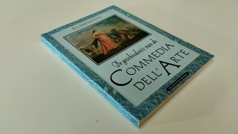 Tweedehands boek: De geschiedenis van de commedia dell'arte van auteur R. L. Erenstein - In goede staat. Nederlandstalige softcover. Lichte gebruikssporen aan de kaft. Pagina's licht verkleurd, maar netjes, onbeschreven en stevig in de binding