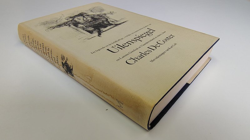 Tweedehands boek: Uilenspiegel van auteur Charles De Coster met tekeningen van Kurt Löb - Hardcover met stofomslag. Omslag watervlek op de rug. Blauw linnen band met goudopdruk als nieuw. Ex-libris reliëf stempeltje voorin, verder onbeschreven en keurig netjes.