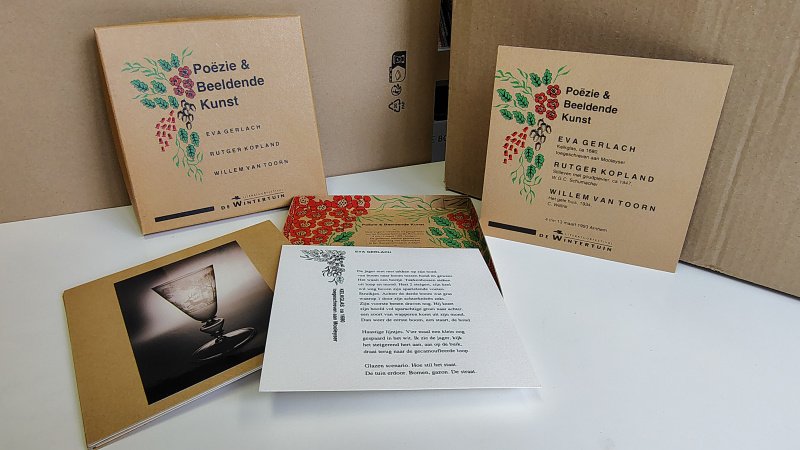 Tweedehands boek: Poëzie & Beeldende Kunst Wintertuin 1993, Arnhem van auteur Eva Gerlach, Rutger Kopland en Willem van Toorn - Kartonnen doosje met deksel. Deksel kleine inscheuring aan de zijkant en lichte gebruikerssporen. Platen als nieuw.