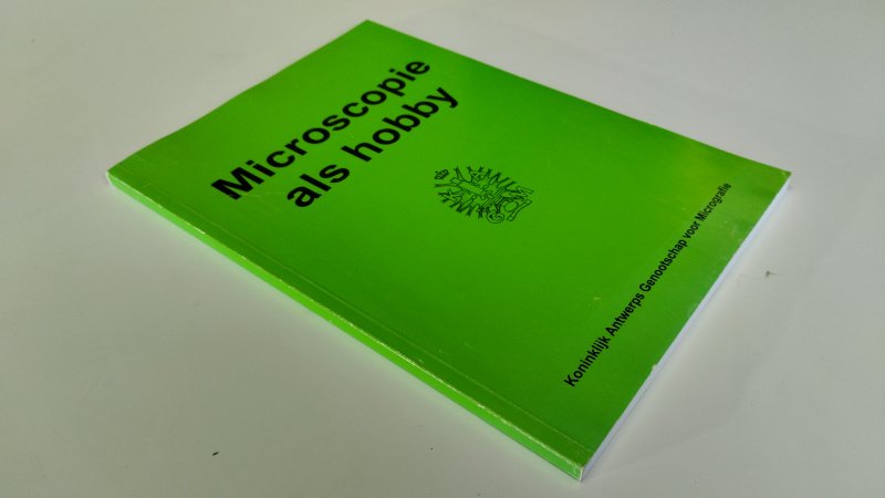 Tweedehands boek: Microscopie als hobby van auteur Diverse auteurs - Goed – Nederlandstalige softcover. Omslag vertoont lichte gebruiks- en schuifsporen en geringe slijtage langs randen en hoeken; boek oogt verder netjes. Binnenwerk netjes en onbeschreven