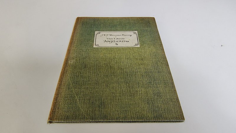 Tweedehands boek: Voor twee stuiver anjeliere van auteur J.W.F. Werumeus Buning - Hardcover met verkleurde rug en randen kaft. Ex-libris reliëf stempeltje voorin en op alle bladzijdes roestvlekken. Nog goed in de binding.