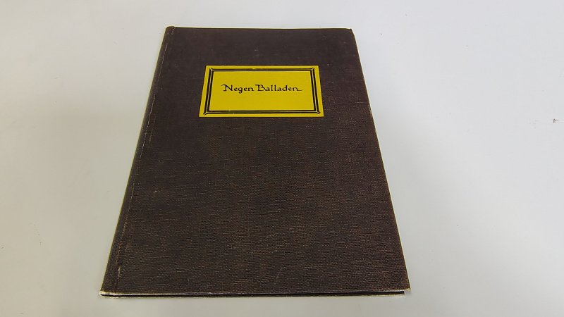 Tweedehands boek: Negen balladen van auteur J.W.F. Werumeus Buning - Hardcover met lichte slijtage en gebruikerssporen randen kaft en rug. Schutbalden verkleurd, ex-libris reliëf stempeltje voorin. Vrij van roestvlekken. Stevig in de binding.