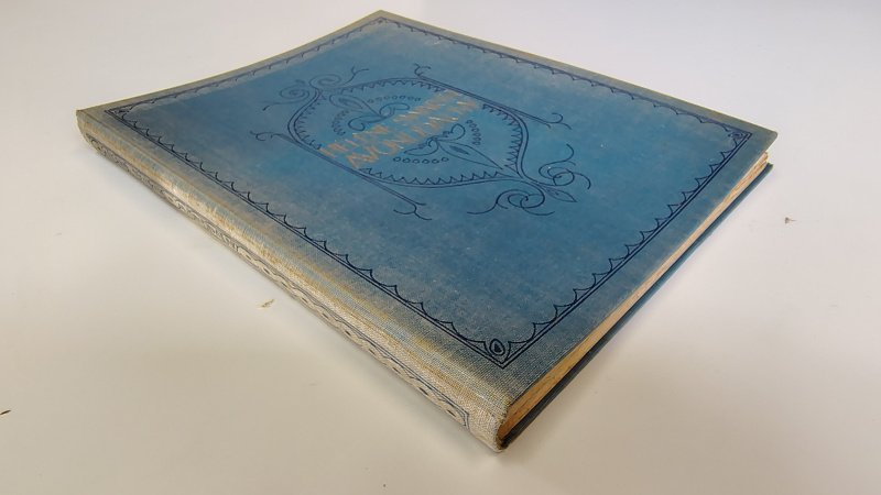 Tweedehands boek: Avonddauw van auteur Hélène Swarth - Hardcover met linnen band. Blauw linnen verschoten. Pagina's handmatig geopend, verkleuring schutbladen, ex-libris reliëf stempeltje en naam voorin, verder onbeschreven en netjes.