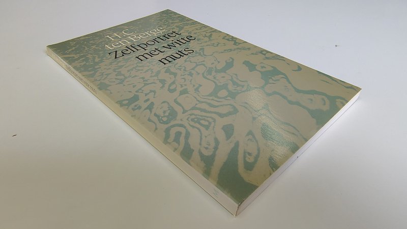 Tweedehands boek: Zelfportret met witte muts van auteur H. C. ten Berge - Paperback met rechte rug zonder leesvouwen. Minimale gebruikerssporen puntjes kaft. Ex-libris reliëf stempeltje voorin, verder onbeschreven en netjes.