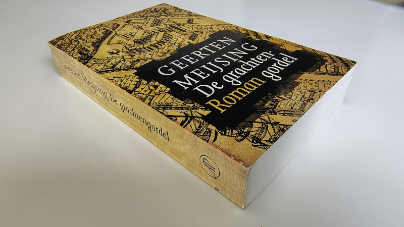 Tweedehands boek: De grachtengordel van auteur Geerten Meijsing - Paperback met rechte rug en lichte leesvouwen. Lichte slijtage puntjes kaft. Binnenwerk onbeschreven en netjes.