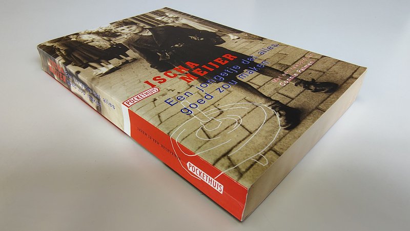 Tweedehands boek: Een jongetje dat alles goed zou maken van auteur Israel Chaim Meijer - Pocket met rechte rug en lichte leesvouw. Lichte gebruikerssporen puntjes kaft. Binnenwerk onbeschreven en netjes.