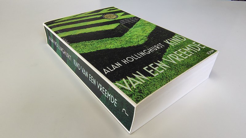 Tweedehands boek: Kind van een vreemde van auteur Alan Hollinghurst, Ton Heuvelmans - Paperback met flappen, rechte rug zonder leesvouwen. Minimale gebruikerssporen puntjes kaft. Binnenwerk als nieuw!