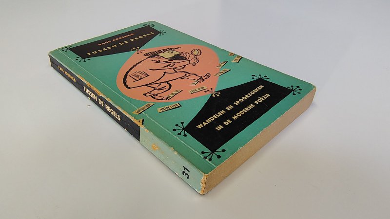 Tweedehands boek: Tussen de regels van auteur Paul Rodenko - Ooievaar pocket 31 met rechte rug zonder leesvouwen. Slijtage randen rug en kaft. Binnenwerk onbeschreven en netjes.