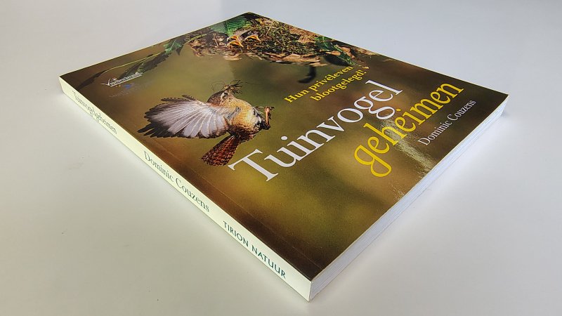 Tweedehands boek: Tuinvogelgeheimen van auteur Dominic Couzens - Paperback met flappen, rechte rug zonder leesvouwen. Oogt aan de buitenkant als nieuw. Witte bladzijdes lichte verkleuring verder onbeschreven en netjes.