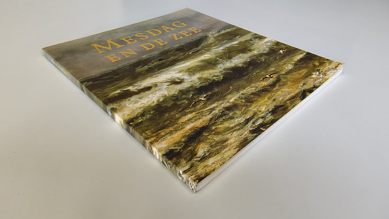 Tweedehands boek: Mesdag en de zee van auteur Hendrik Willem Mesdag, John Sillevis - Paperback met minimale gebruikerssporen puntjes kaft. Ex-libris reliëf stempeltje voorin, lichte verkleuring witte bladzijdes, verder onbeschreven en netjes.