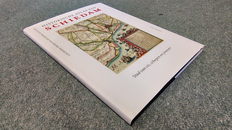 Tweedehands boek: Historische atlas van Schiedam, stad van Vis, Schepen en Jenever van auteur Laurens Priester en Henk Slechte - Hardcover als nieuw!