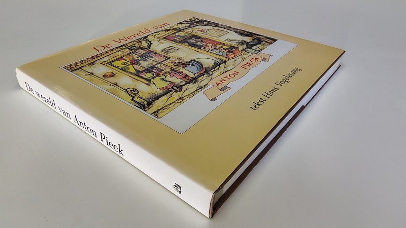 Tweedehands boek: De wereld van Anton Pieck van auteur Hans Vogelesang - Hardcover met stofomslag. Lichte gebruikerssporen omslag en verkleurde rug. Lichte verkleuring van de witte bladzijdes, verder onbeschreven en netjes.