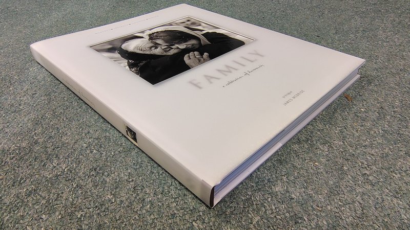 Tweedehands boek: Family A Celebration of Humanity van auteur James McBride - Engelstalige hardcover met half-transparante plastic stofomslag (frosted acetate). Randen omslag lichte, oppervlakkige wrijvingsslijtage. Sommige witte bladzijdes minimale verkleuring.