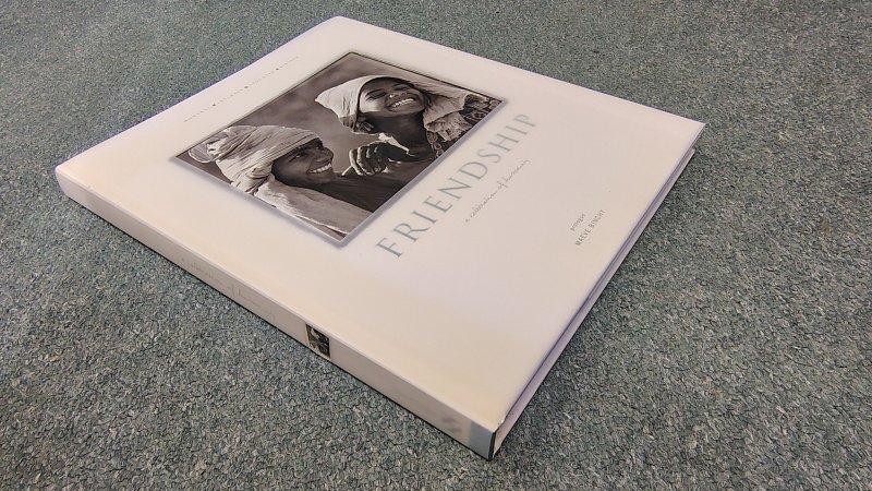 Tweedehands boek: Friendship A Celebration of Humanity van auteur Maeve Binchy - Engelstalige hardcover met half-transparante plastic stofomslag (frosted acetate). Kaft vergeeld. Omslag lichte, oppervlakkige wrijvingsslijtage. Sommige bladzijdes minimale verkleuring, verder onbeschreven en netjes.