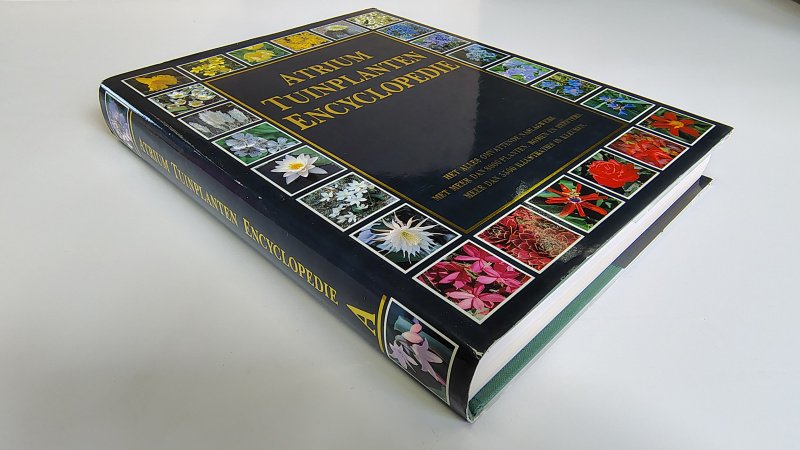 Tweedehands boek: Atrium tuinplanten encyclopedie van auteur Christopher David Brickell, John Elsley, Ingrid M. Genis - Hardcover met stofomslag, lichte gebruikerssporen randen omslag. Witte pagina's licht verkleurd, verder onbeschreven en netjes.
