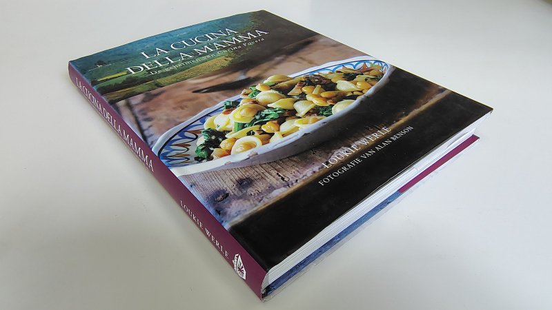 Tweedehands boek: La cucina della mamma van auteur Loukie Werle - Hardcover met stofomslag. Minimale gebruikerssporen randen omslag. Minimale verkleuring witte bladzijdes, bijna niet zichtbaar, verder onbeschreven en keurig netjes.
