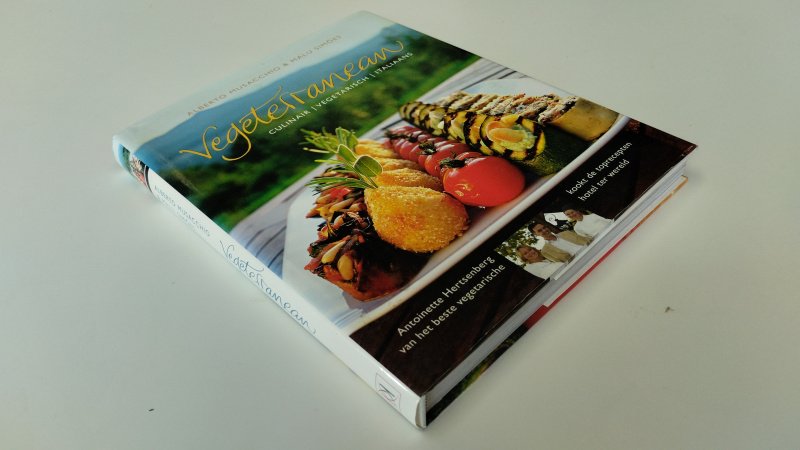 Tweedehands boek: Vegeterranean van auteur Alberto Musacchio, Malu Simões - In goede staat. Nederlandstalige hardcover met stofomslag. Lichte gebruikssporen aan de stofomslag. Wit van de pagina's aan de randen licht verkleurd, maar onbeschreve, netjes en stevig in de binding