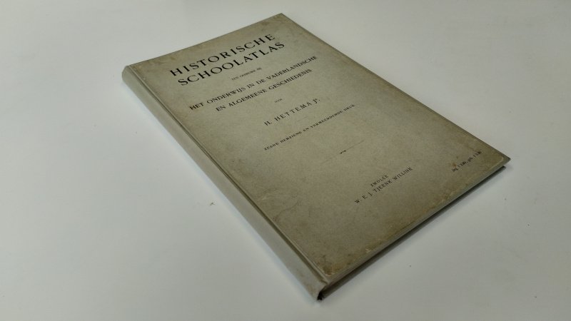Tweedehands boek: Historische Schoolatlas van auteur H. Hettema jr. - In redelijke tot goede staat. Nederlandstalige hardcover. Verkleuring en lichte gebruikssporen aan de kaft. Pagina's met foxing, maar over het algemeen netjes en stevig in de binding.