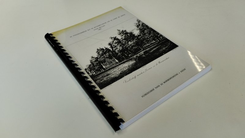 Tweedehands boek: De toegangshekken bij de buitenplaatsen aan de Vecht en Amstel van auteur Peter Meijer - In goede staat. Nederlandstalige softcover met kunststof ringband. Omslag licht verkleurd langs de bovenzijde, verder oogt het exemplaar verzorgd.
