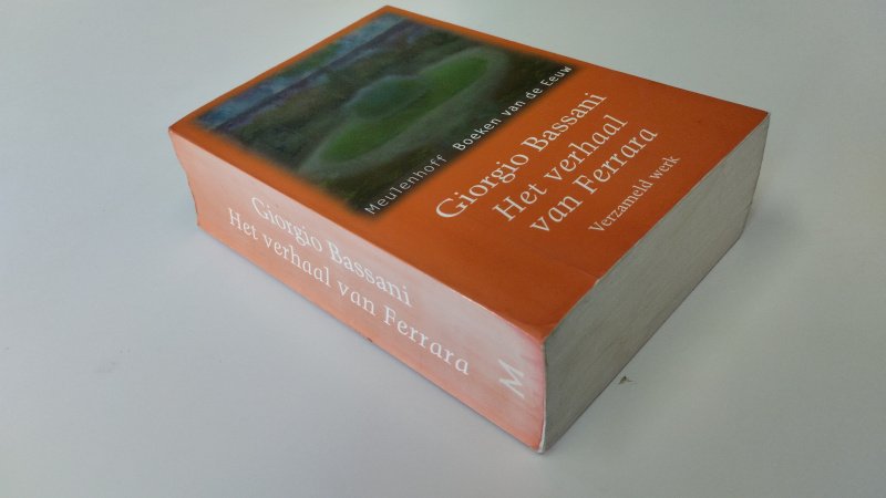 Tweedehands boek: Het verhaal van Ferrara van auteur Giorgio Bassani, Tineke van Dijk - In redelijke staat. Dikke Nederlandstalige softcover met leesvouwen in de rug. Gebruikssporen aan de kaft. Enkele kleine vlekjes bovenkant snede. Pagina's netjes, onbeschreven en stevig in de binding
