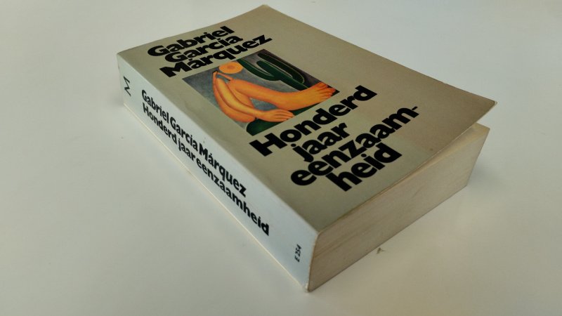 Tweedehands boek: Honderd jaar eenzaamheid van auteur Gabriel García Márquez - In redelijke tot goede staat. Nederlandstalige softcover. Kaft is verkleurd met lichte gebruikssporen. De rug heeft een leesvouwtje. Pagina's onbeschreven, netjes en stevig in de binding.