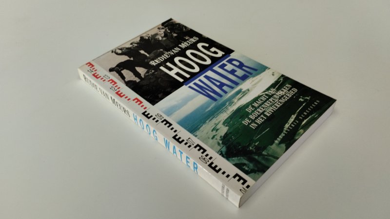 Tweedehands boek: Hoog water van auteur Rudie van Meurs - In zeer goede staat. Softcover met minimale gebruikssporen aan de kaft. Ex Libris reliefstempel voorin. Pagina's netjes, onbeschreven en stevig in de binding