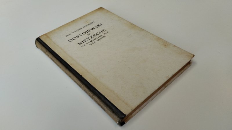 Tweedehands boek: Dostojewski en Nietzsche – De symboliek van hun leven van auteur Prof. Walter Schubart - In redelijke staat. Nederlandstalige gebonden hardcover zonder stofomslag. De kaft vertoont gebruikssporen en verkleuring. Boekblok is gebruind en de snede is vlekkerig, maar onbeschreven en stevig in de binding.