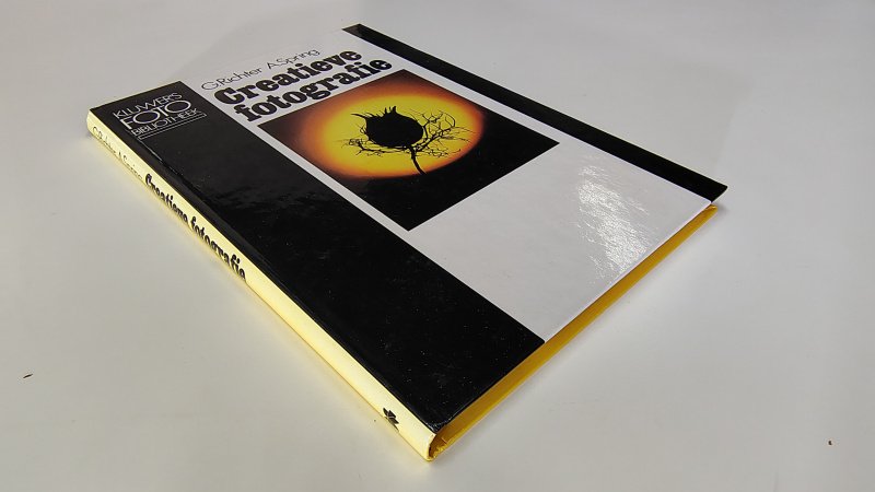 Tweedehands boek: Creatieve fotografie van auteur Günter Richter, Anselm Spring - Hardcover oogt als nieuw. Middelste bladzijdes 88 en 89 aan de bovenrand lichte roestvlekjes, verder onbeschreven en netjes.