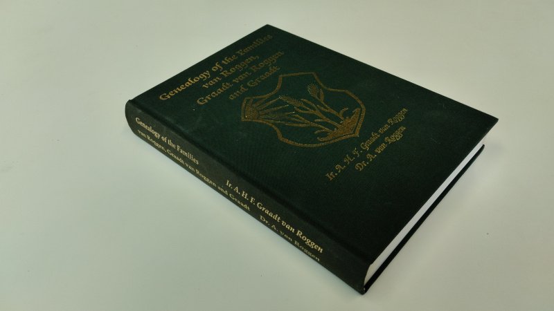 Tweedehands boek: Genealogy of the Families van Roggen, Graadt van Roggen and Graadt van auteur A.H.F. Graadt van Roggen & A. van Roggen - In goede staat. Engelstalige/Nederlandstalige hardcover met donkergroene linnen band en goudopdruk. Band, rug en hoeken ogen zeer netjes met slechts lichte gebruikssporen. Goudopdruk is helder en goed behouden. Ex libris voorin.