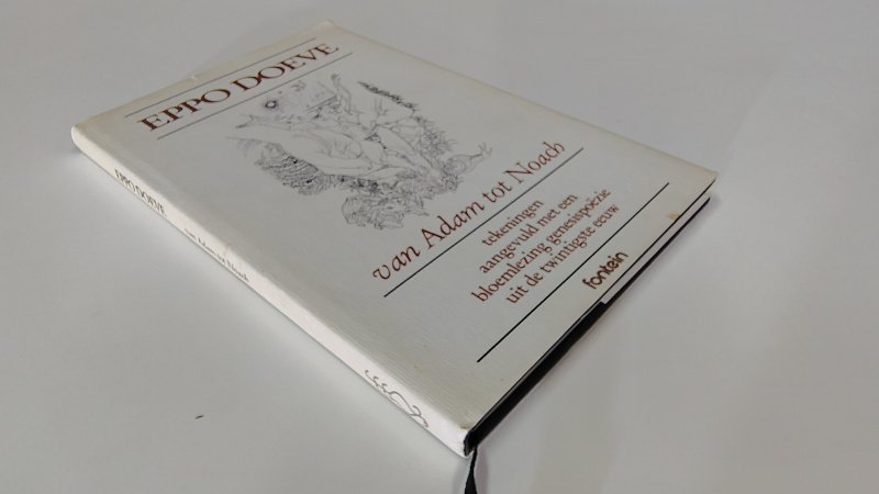Tweedehands boek: Van Adam tot Noach van auteur Eppo Doeve - Hardcover met stofomslag. Omslag licht verkleurd, hier en daar een vlekje en kleine inscheuring. Eerste bladzijde een hoek uitgeknipt met aantekening en ex-libris reliëf stempeltje, verder onbeschreven en netjes.