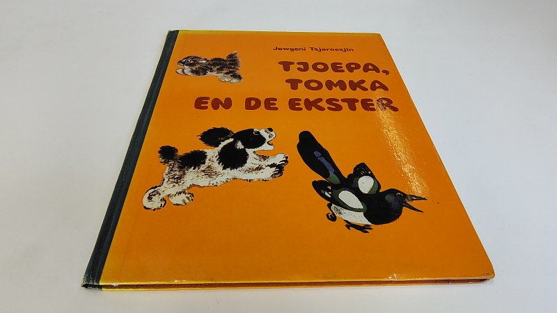 Tweedehands boek: Tjoepa, Tomka en de Ekster van auteur Jewgeni TSjaroesjin - Hardcover met linnen rug. Verkleuring bovenrand en langs de rug achterkant. Lichte slijtage boven en onderzijde rug. Hier en daar deukje in de kaft. Naam voorin, verder onbeschreven en netjes.