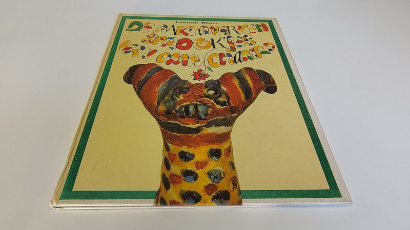 Tweedehands boek: De Aardewerken sprookjes van oma Chamro van auteur Gennadi Blinov - Hardcover in zeer goede staat. Lichte gebruikerssporen kaft en minimale verkleuring kaft. Binnenwerk onbeschreven en netjes. Prachtig geïllustreerd.